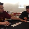 Si tu touches mes cartes, j'te pète un bras